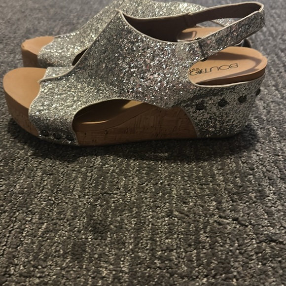 Corkys carley - Picture 2 of 2